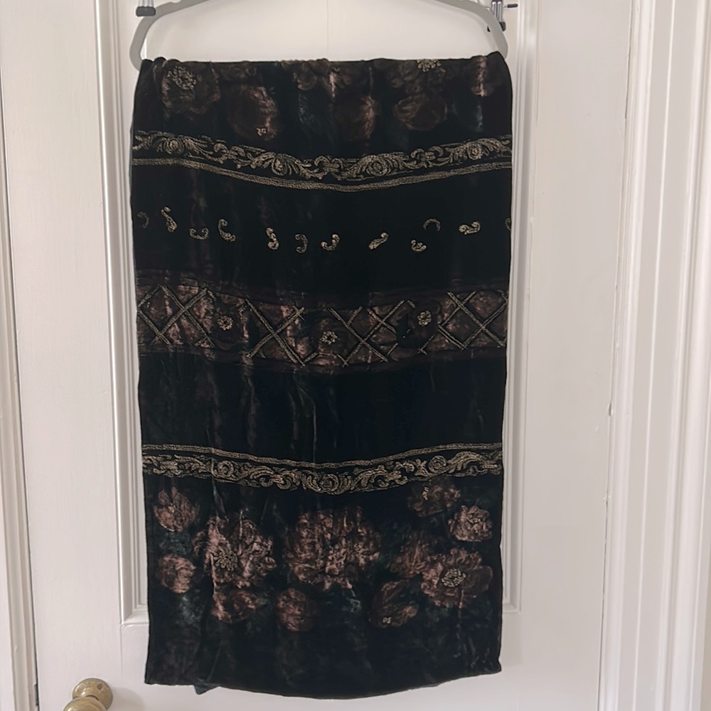 Scarf— one side crushed black velvet with print, other side black silk.